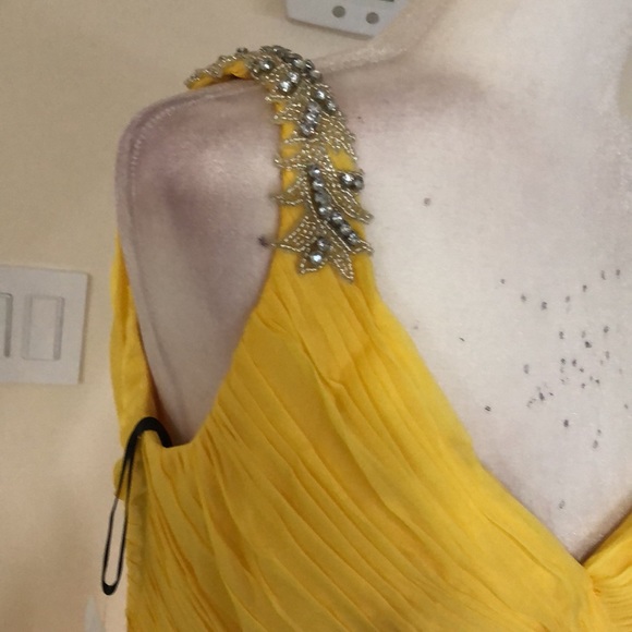 Yellow Chiffon one shoulder - Picture 2 of 13